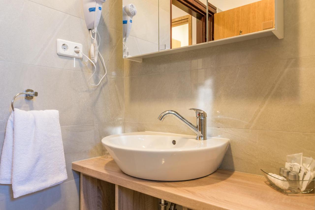 Pansion Dujmovic 2 Aparthotel โพราต ภายนอก รูปภาพ
