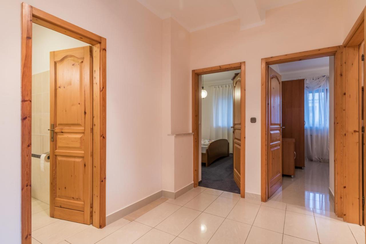 Pansion Dujmovic 2 Aparthotel โพราต ภายนอก รูปภาพ