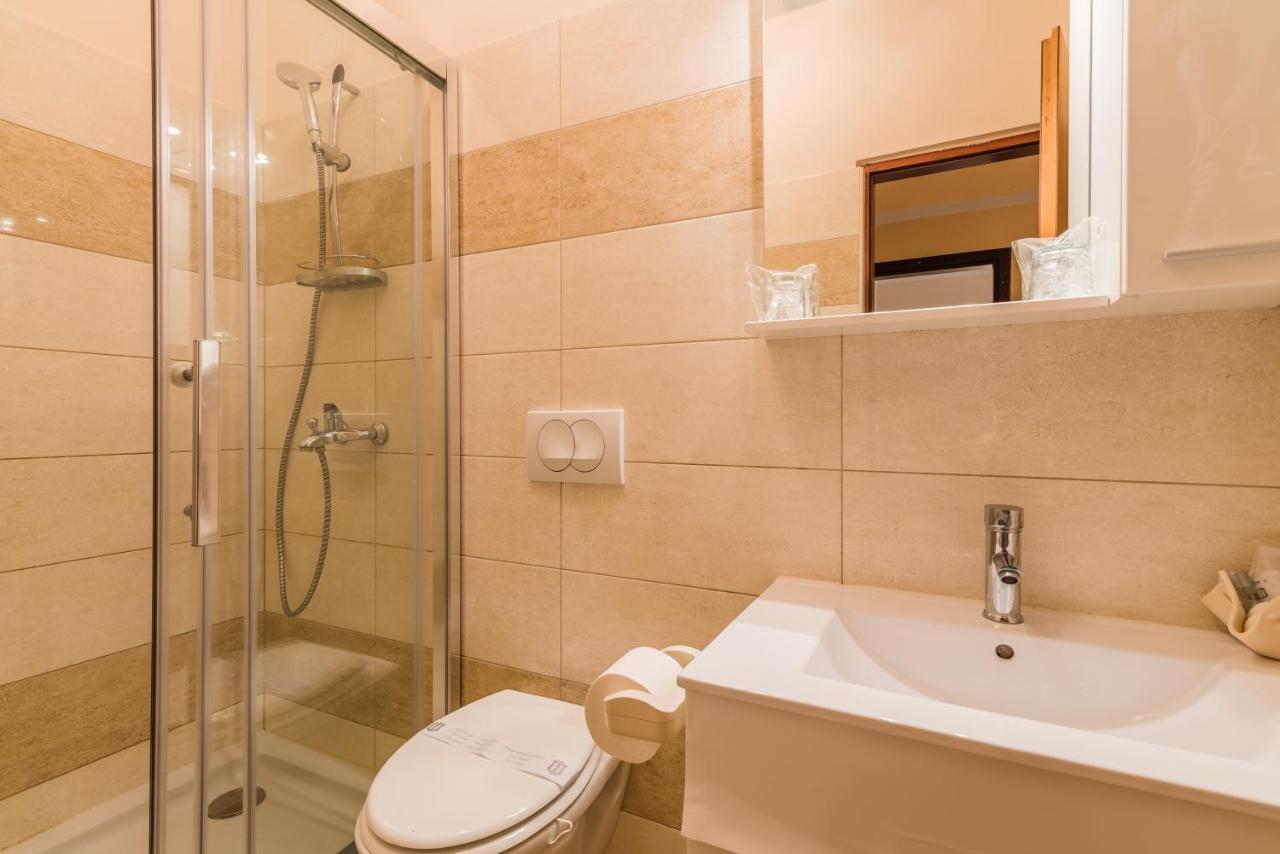Pansion Dujmovic 2 Aparthotel โพราต ภายนอก รูปภาพ