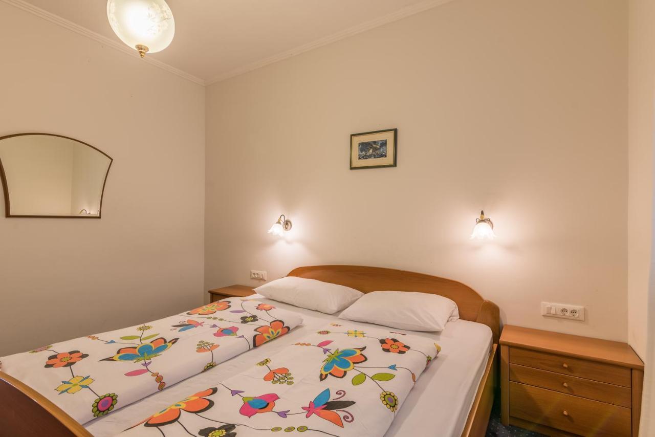 Pansion Dujmovic 2 Aparthotel โพราต ภายนอก รูปภาพ